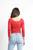 نتشي بلوزة سادة مخصرة بأكمام طويلة