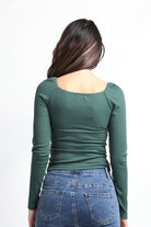 نتشي بلوزة سادة مخصرة بأكمام طويلة