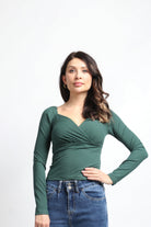 نتشي بلوزة سادة مخصرة بأكمام طويلة