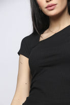 نتشي بلوزة سادة بفتحة صدر جانبية كم قصير نسائي