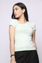 نتشي بلوزة سادة بفتحة صدر جانبية كم قصير نسائي