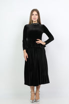 نتشي فستان ميدي قطيفة بليسيه بأكمام طويلة