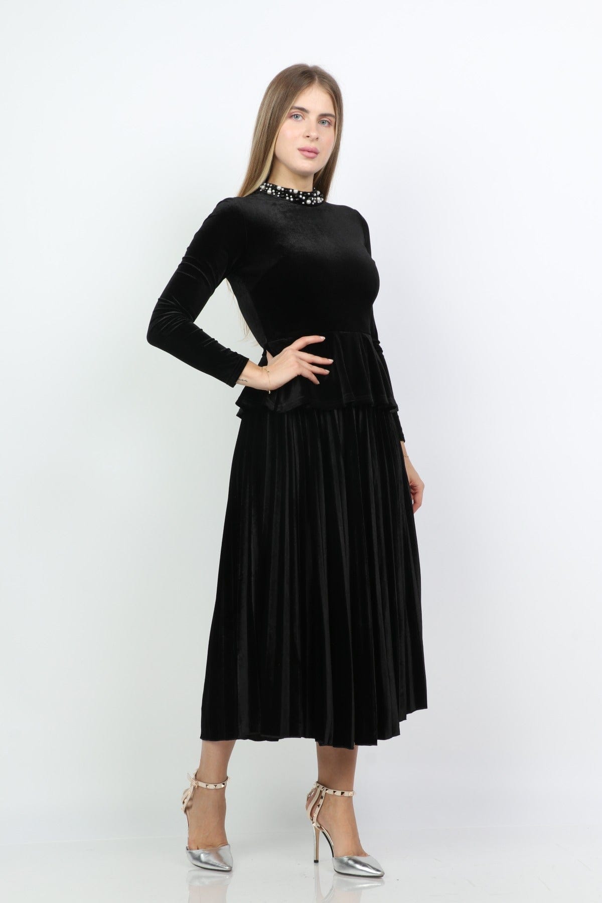 نتشي فستان ميدي قطيفة بليسيه بأكمام طويلة