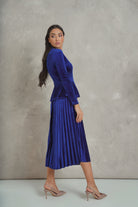 نتشي فستان ميدي قطيفة بليسيه بأكمام طويلة