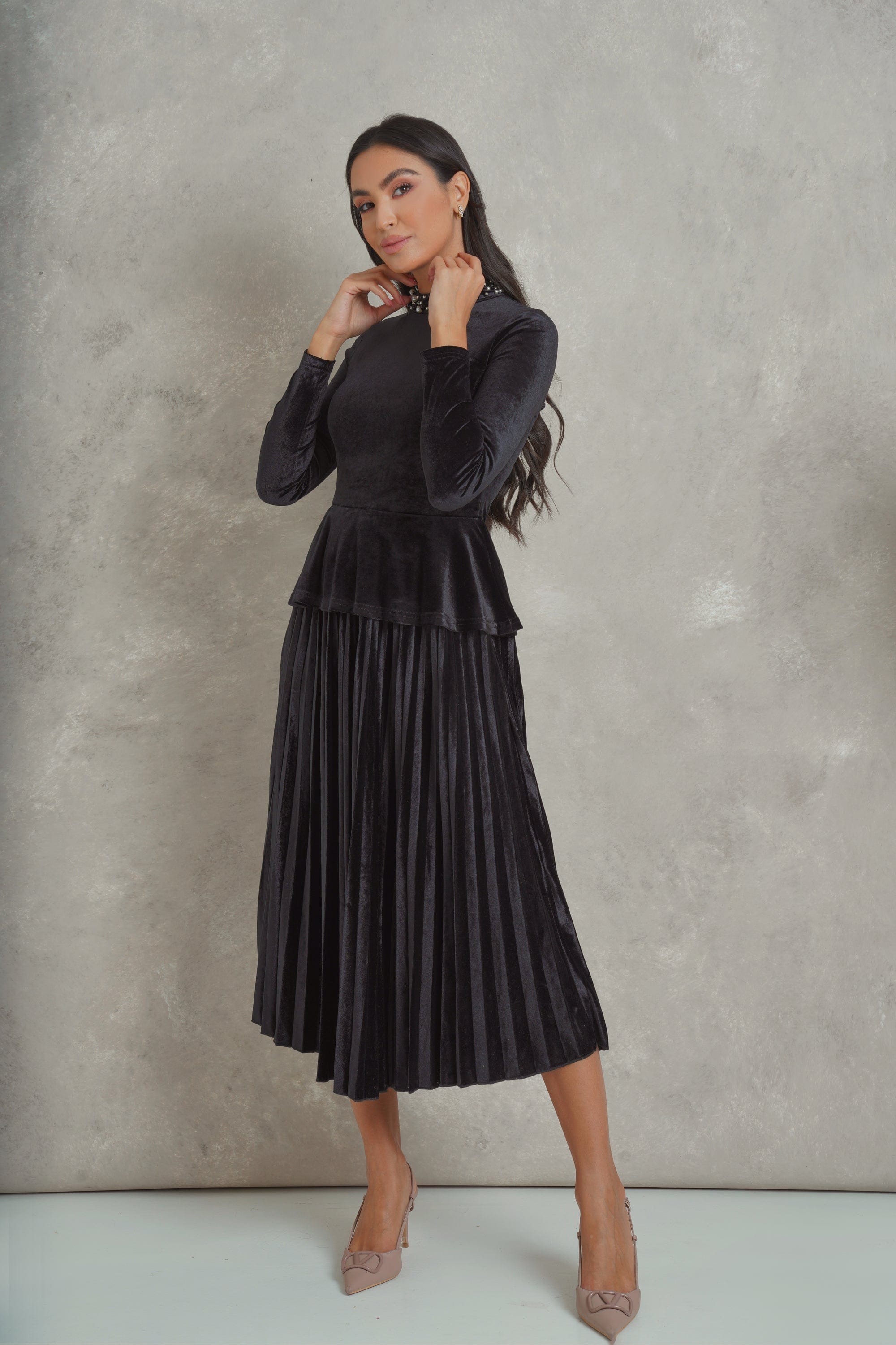 نتشي فستان ميدي قطيفة بليسيه بأكمام طويلة