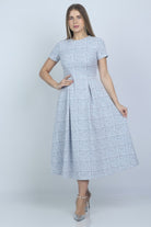 نتشي فستان ميدي مربعات مخصر بأكمام قصيرة