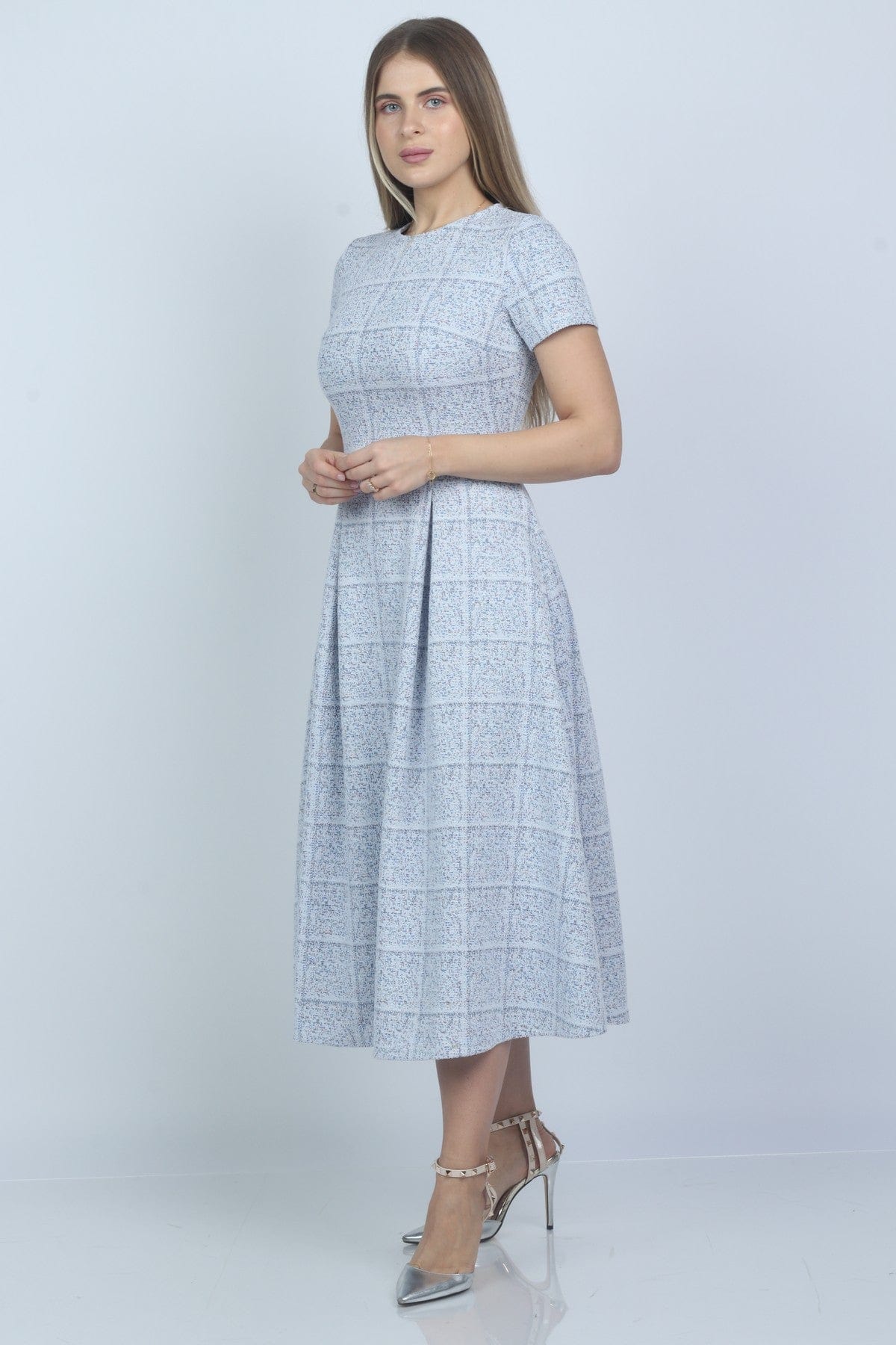 نتشي فستان ميدي مربعات مخصر بأكمام قصيرة