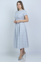 نتشي فستان ميدي مربعات مخصر بأكمام قصيرة