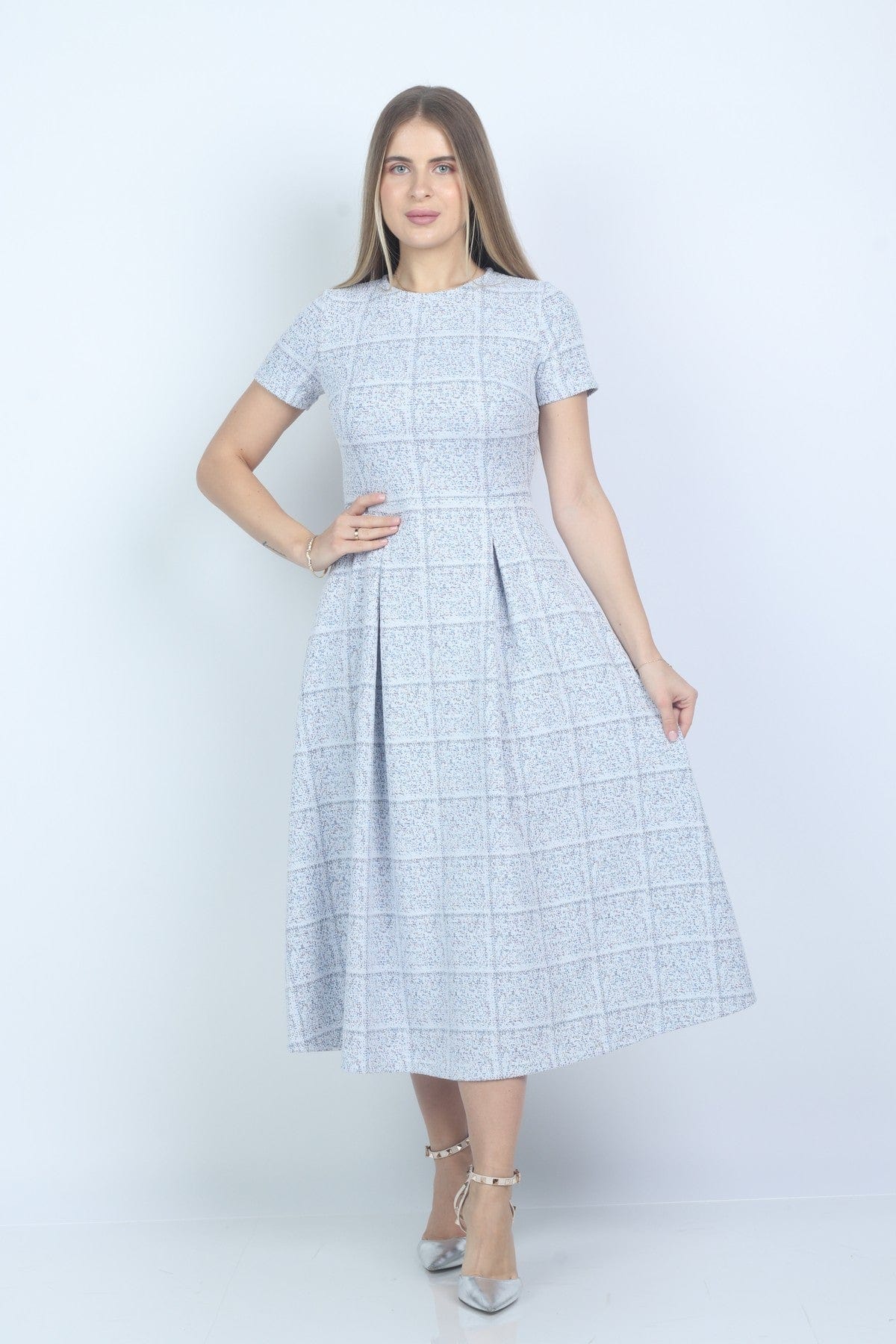 نتشي فستان ميدي مربعات مخصر بأكمام قصيرة