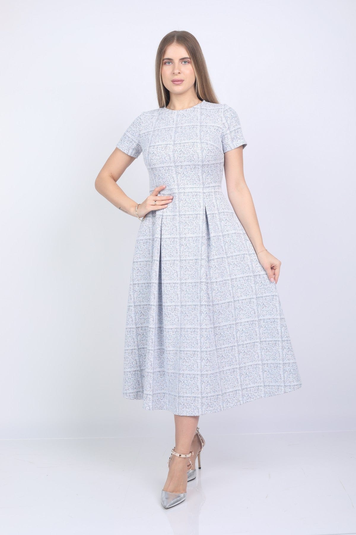 نتشي فستان ميدي مربعات مخصر بأكمام قصيرة