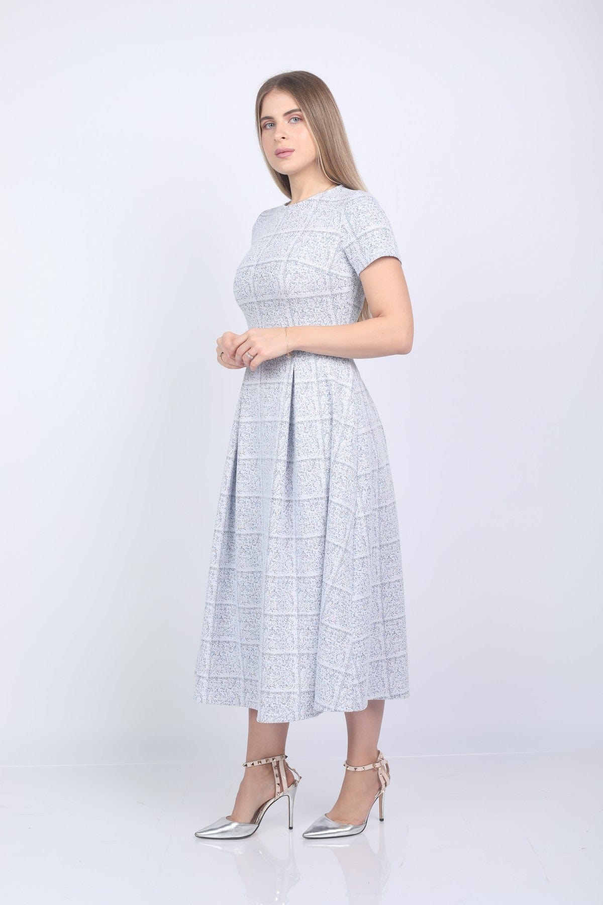 نتشي فستان ميدي مربعات مخصر بأكمام قصيرة