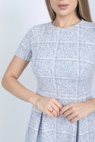 نتشي فستان ميدي مربعات مخصر بأكمام قصيرة