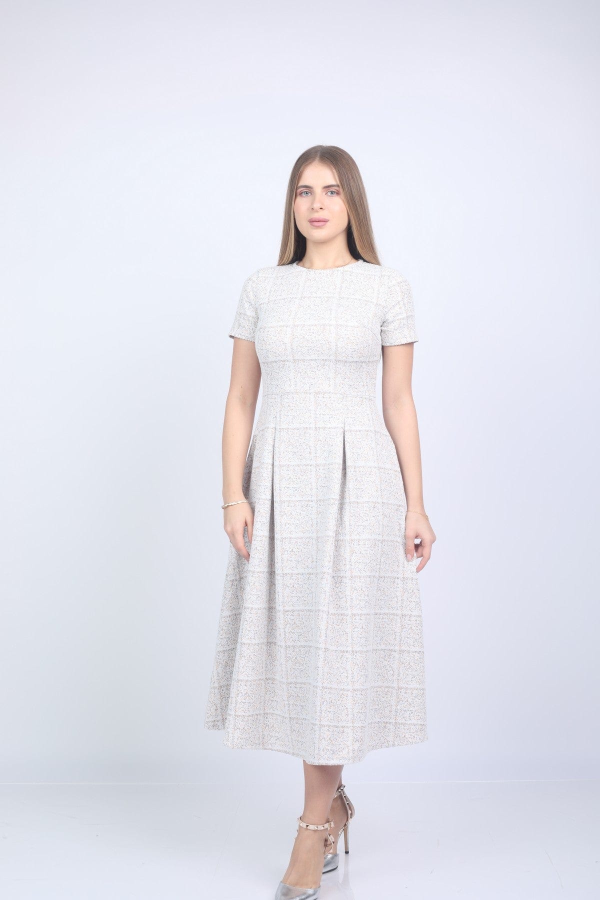 نتشي فستان ميدي مربعات مخصر بأكمام قصيرة