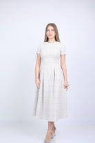 نتشي فستان ميدي مربعات مخصر بأكمام قصيرة