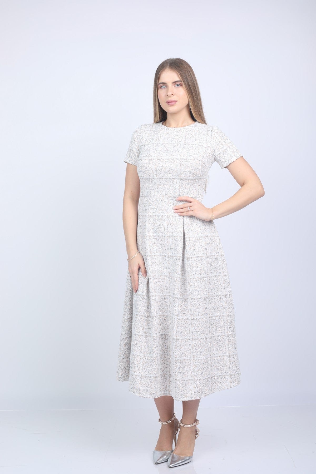 نتشي فستان ميدي مربعات مخصر بأكمام قصيرة