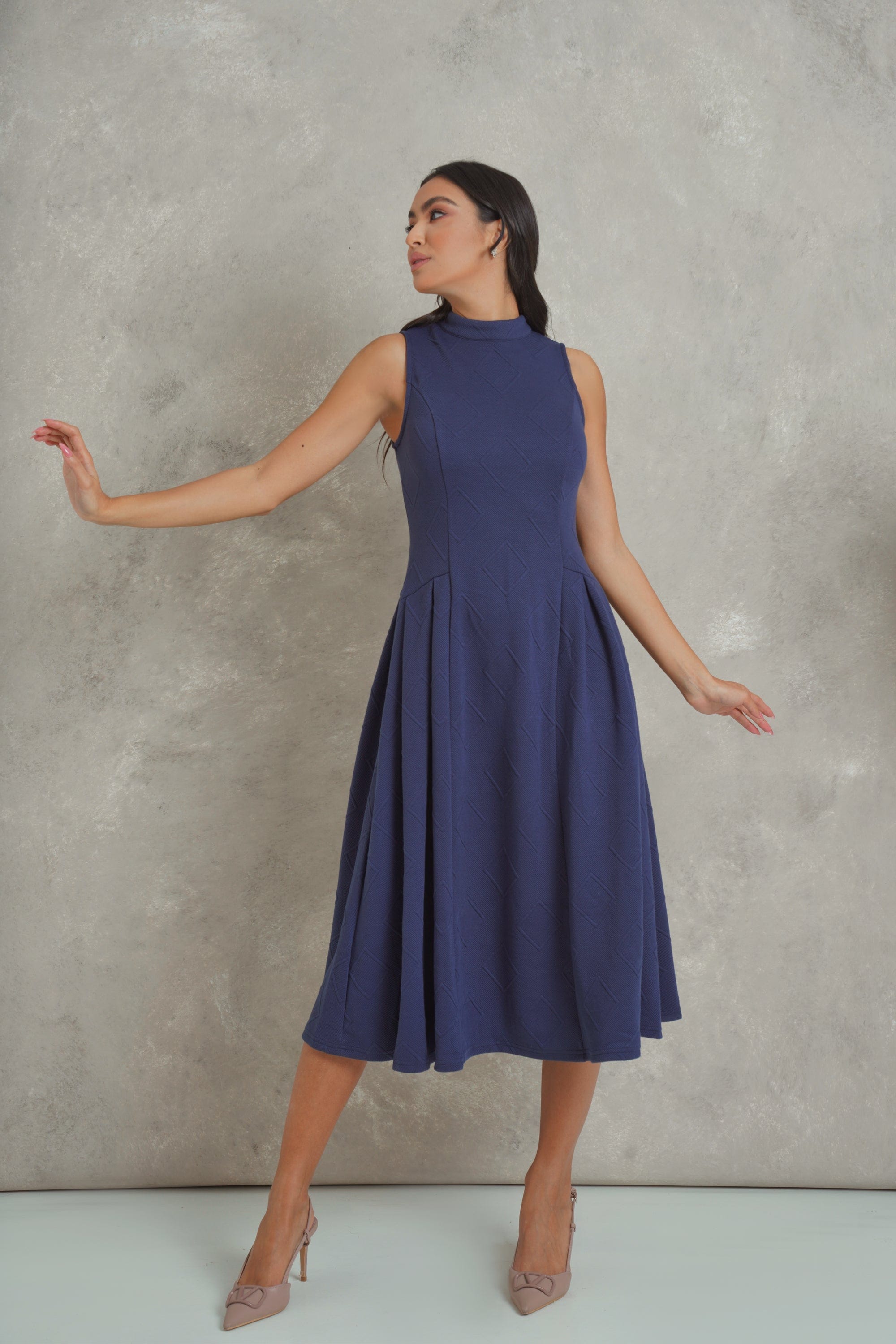 نتشي فستان ميدي سادة واسع بياقة طويلة بدون كم