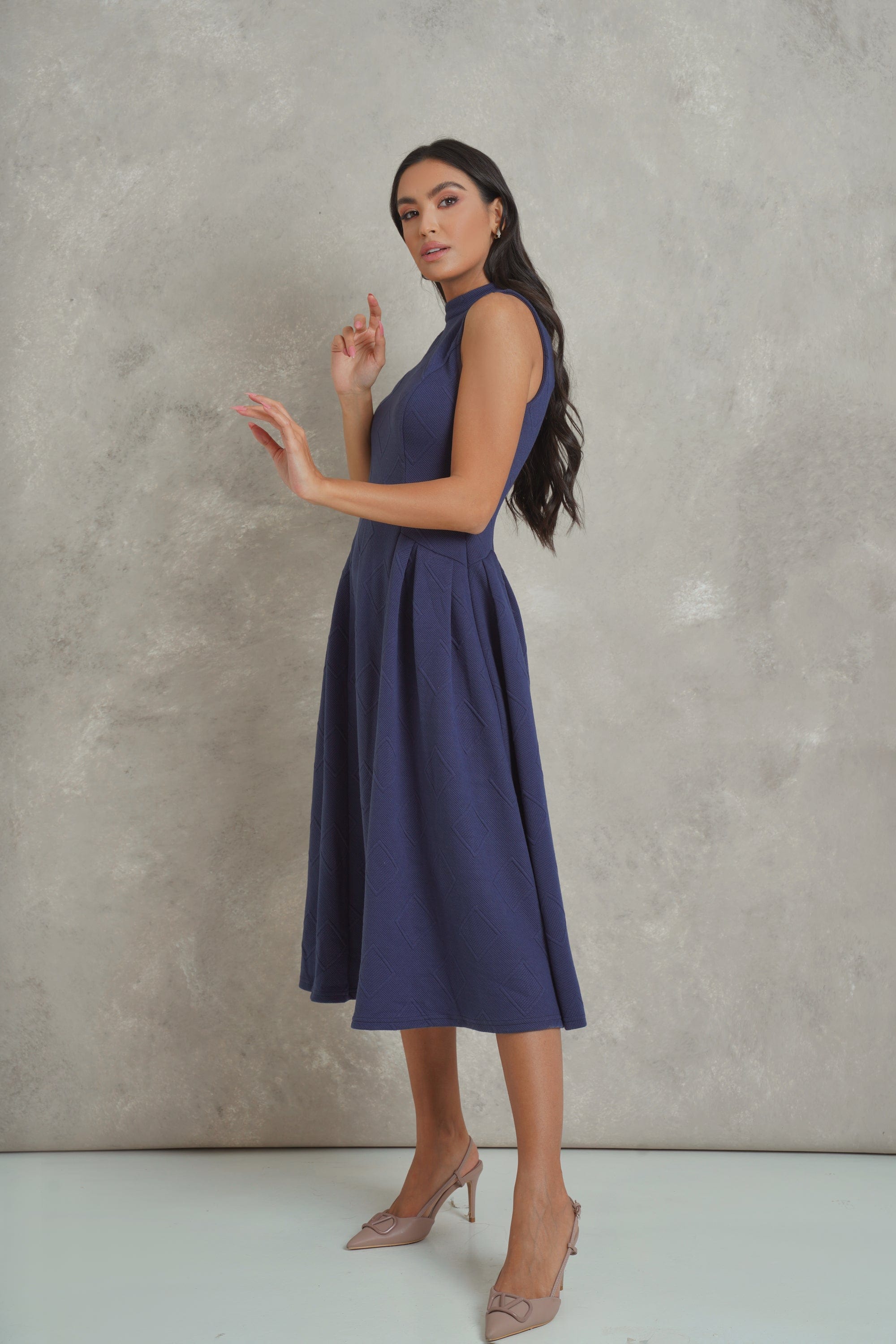 نتشي فستان ميدي سادة واسع بياقة طويلة بدون كم