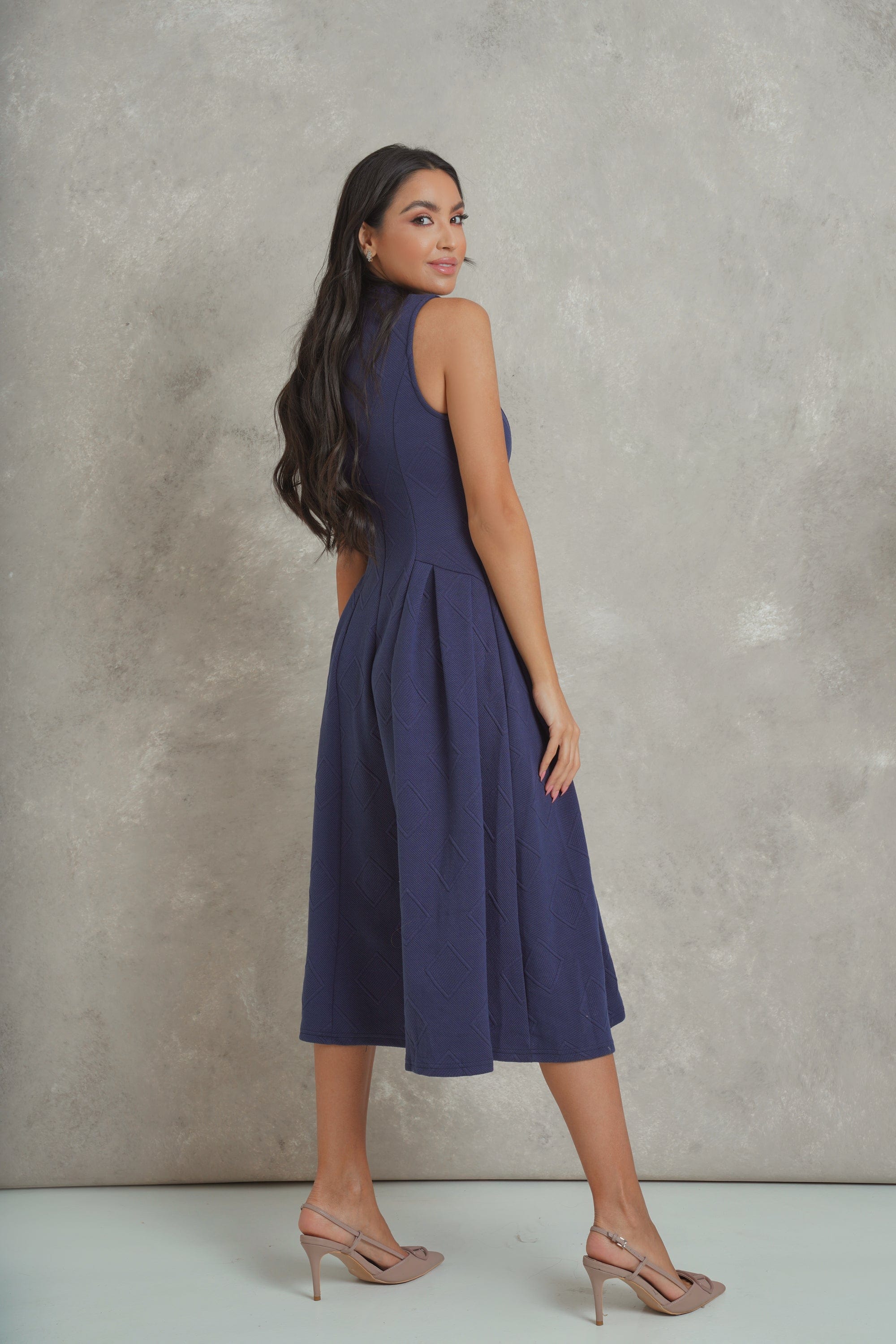 نتشي فستان ميدي سادة واسع بياقة طويلة بدون كم