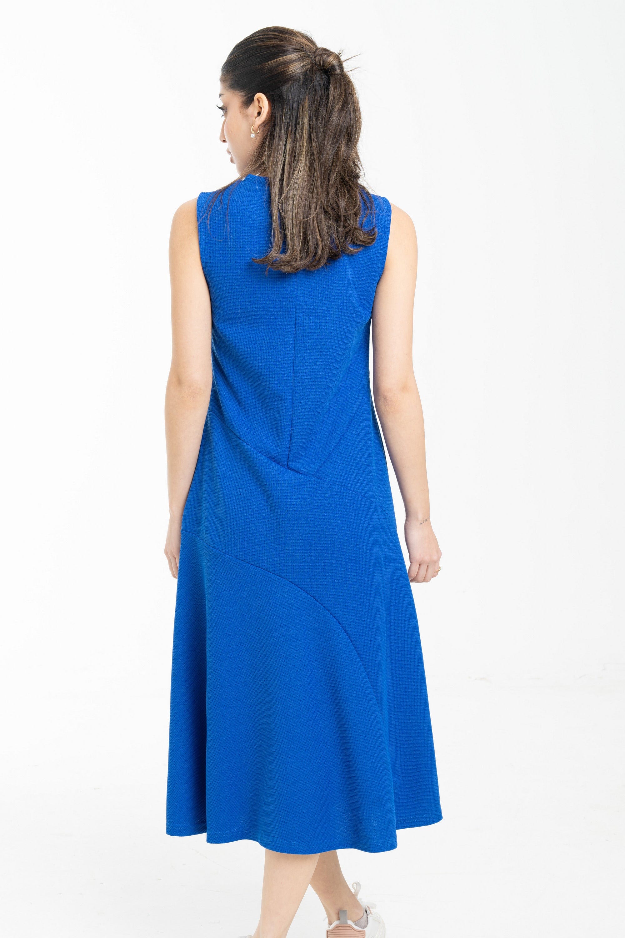 نتشي فستان ميدي بدون اكمام ورقب دائرية