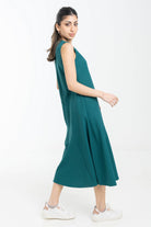 نتشي فستان ميدي بدون اكمام ورقب دائرية