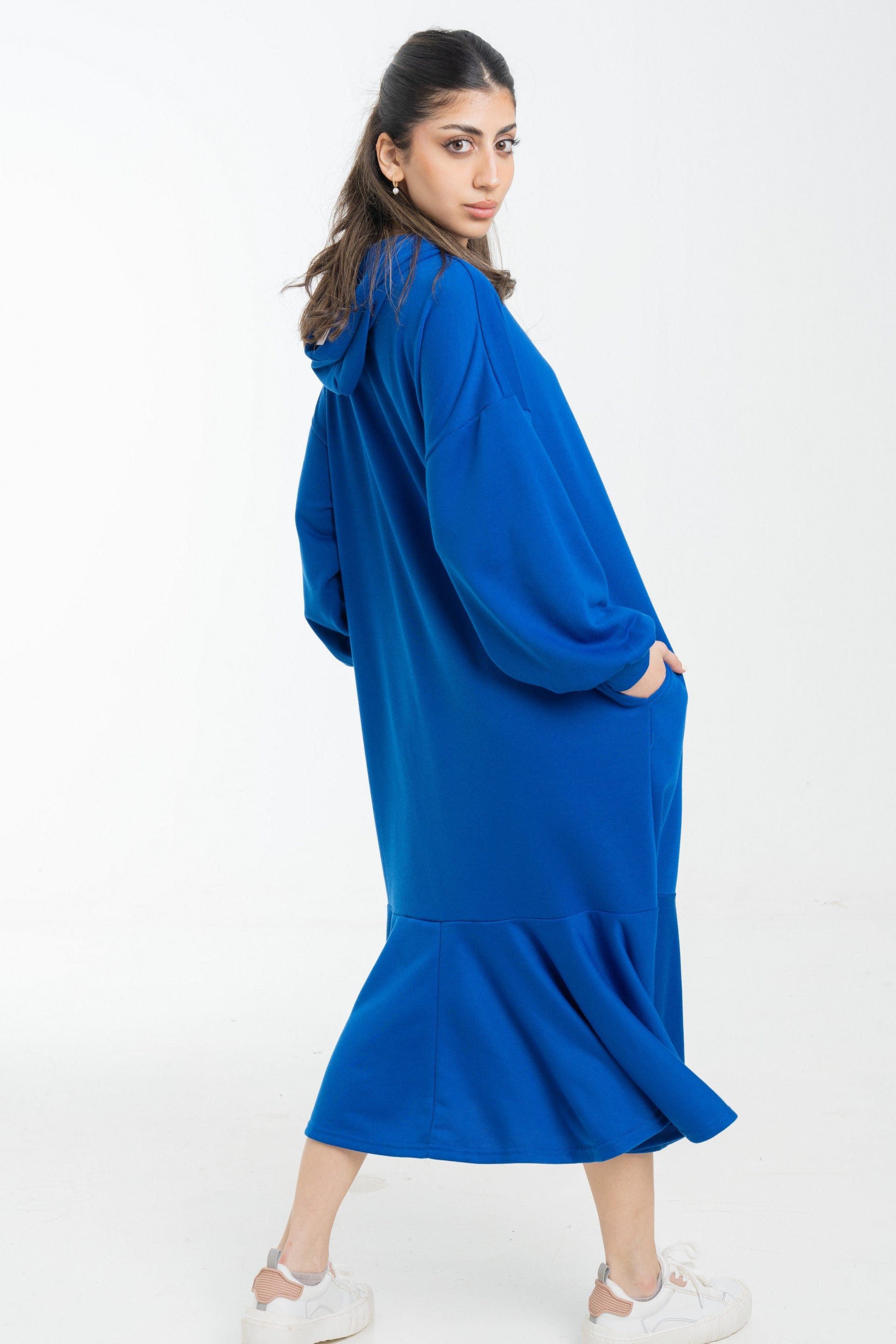 نتشي فستان ميدي بأكمام طويلة وجيوب أمامية ملحق بهودي