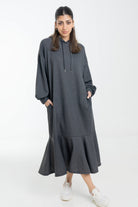 نتشي فستان ميدي بأكمام طويلة وجيوب أمامية ملحق بهودي