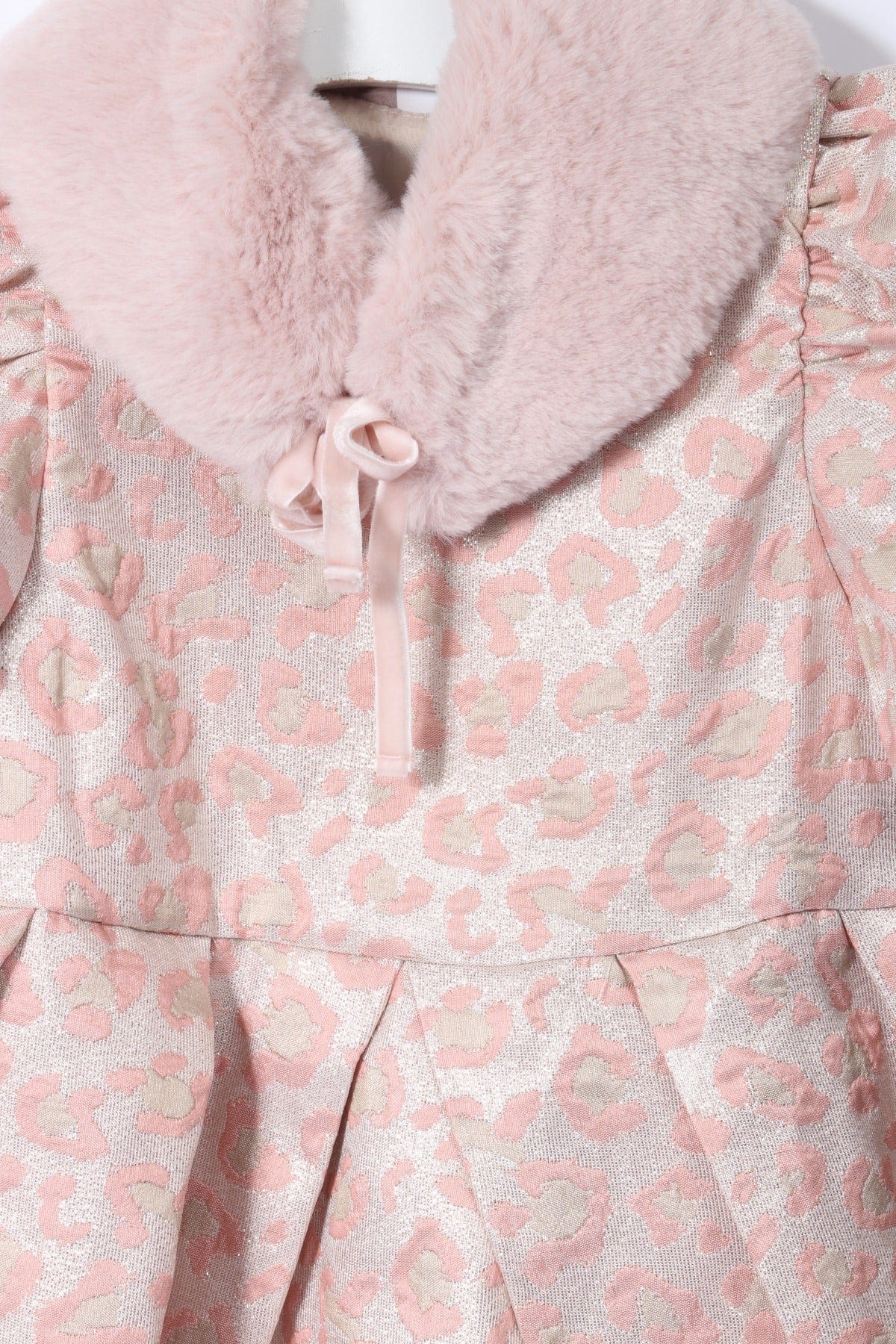 جينجرسنابس فستان لامع منقوش مع فرو على الرقبة مخصر كم قصير بف بناتي وردي