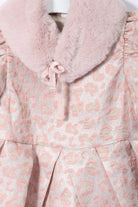 جينجرسنابس فستان لامع منقوش مع فرو على الرقبة مخصر كم قصير بف بناتي وردي