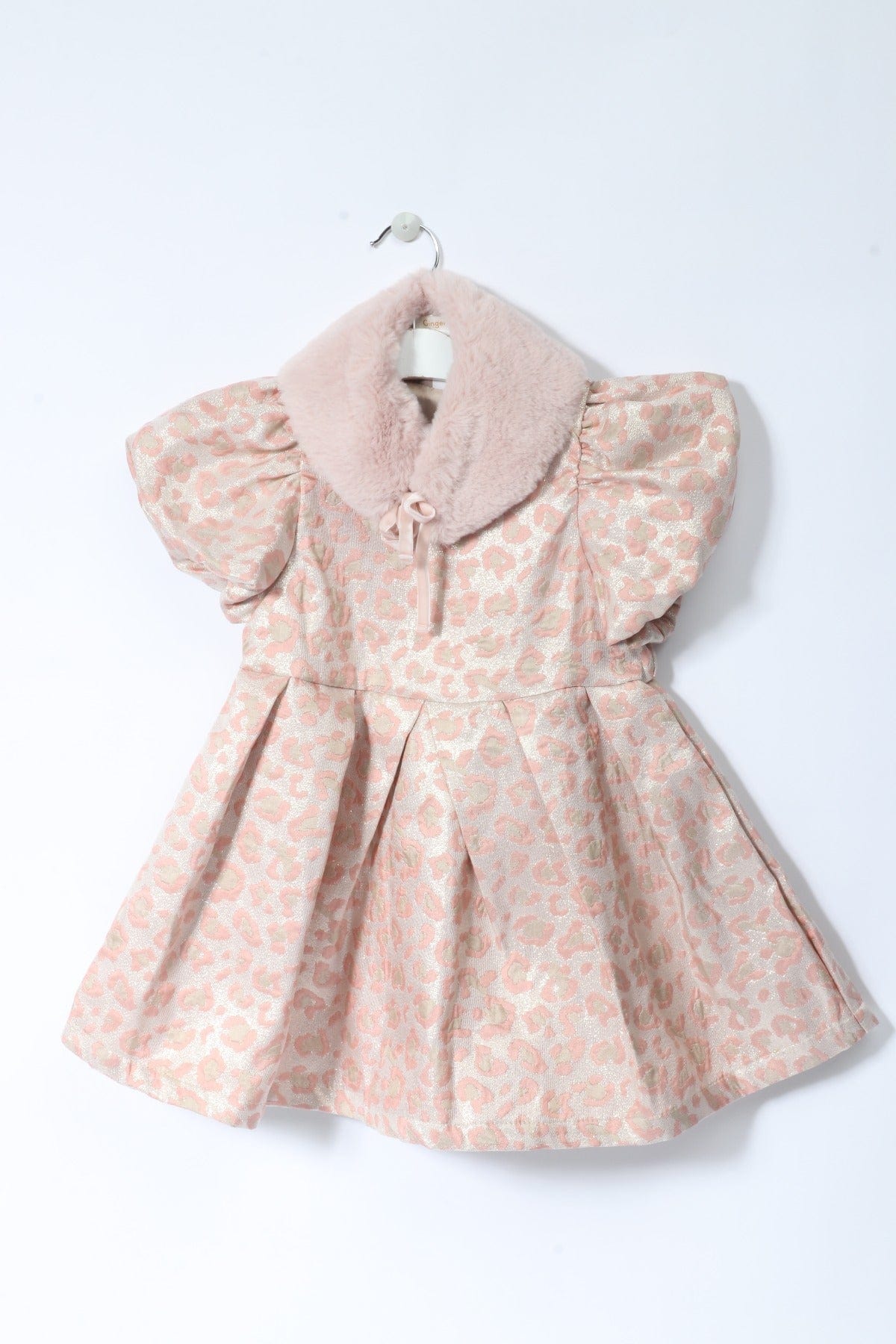 جينجرسنابس فستان لامع منقوش مع فرو على الرقبة مخصر كم قصير بف بناتي وردي